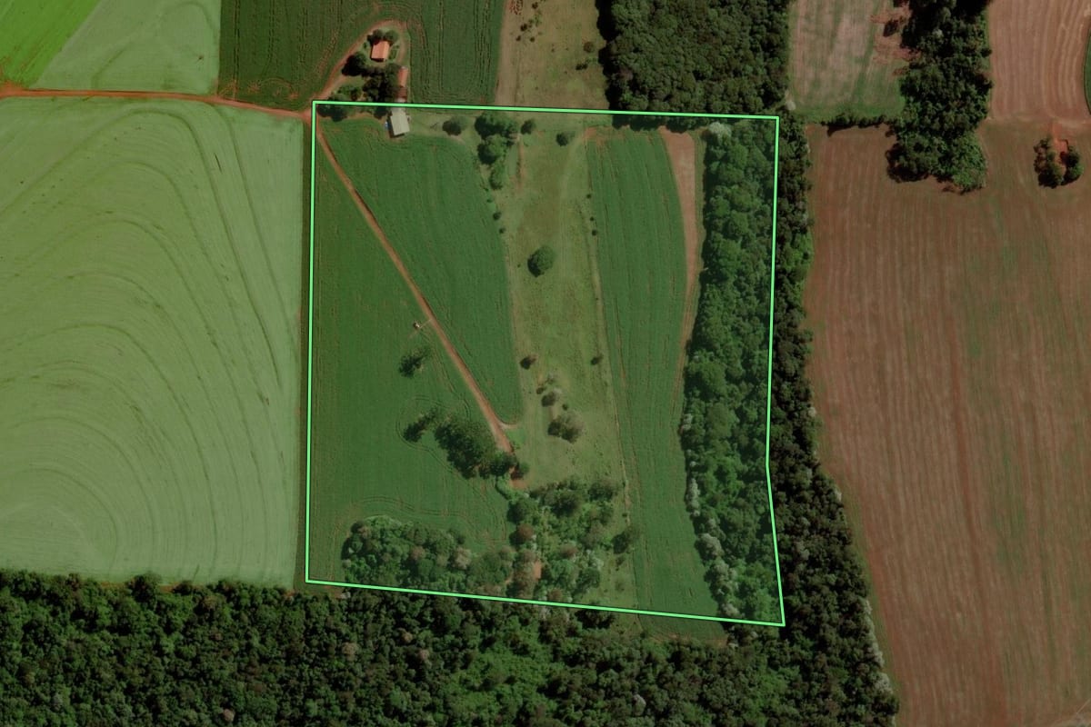 Imagem de satélite do imóvel rural em Cascavel (PR), com o contorno declarado no CAR desenhado por cima.