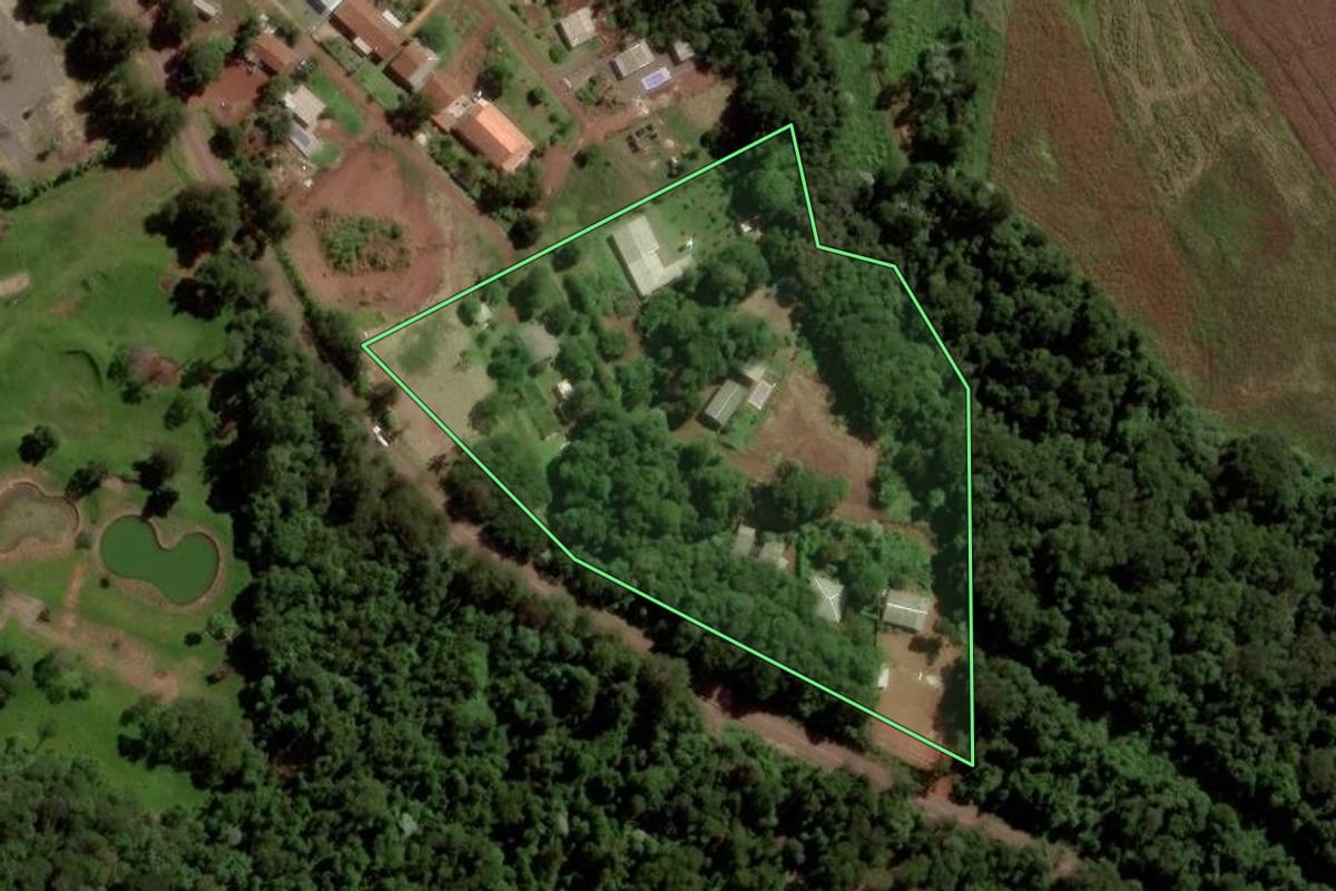 Imagem de satélite do imóvel rural em Cascavel (PR), com o contorno declarado no CAR desenhado por cima.