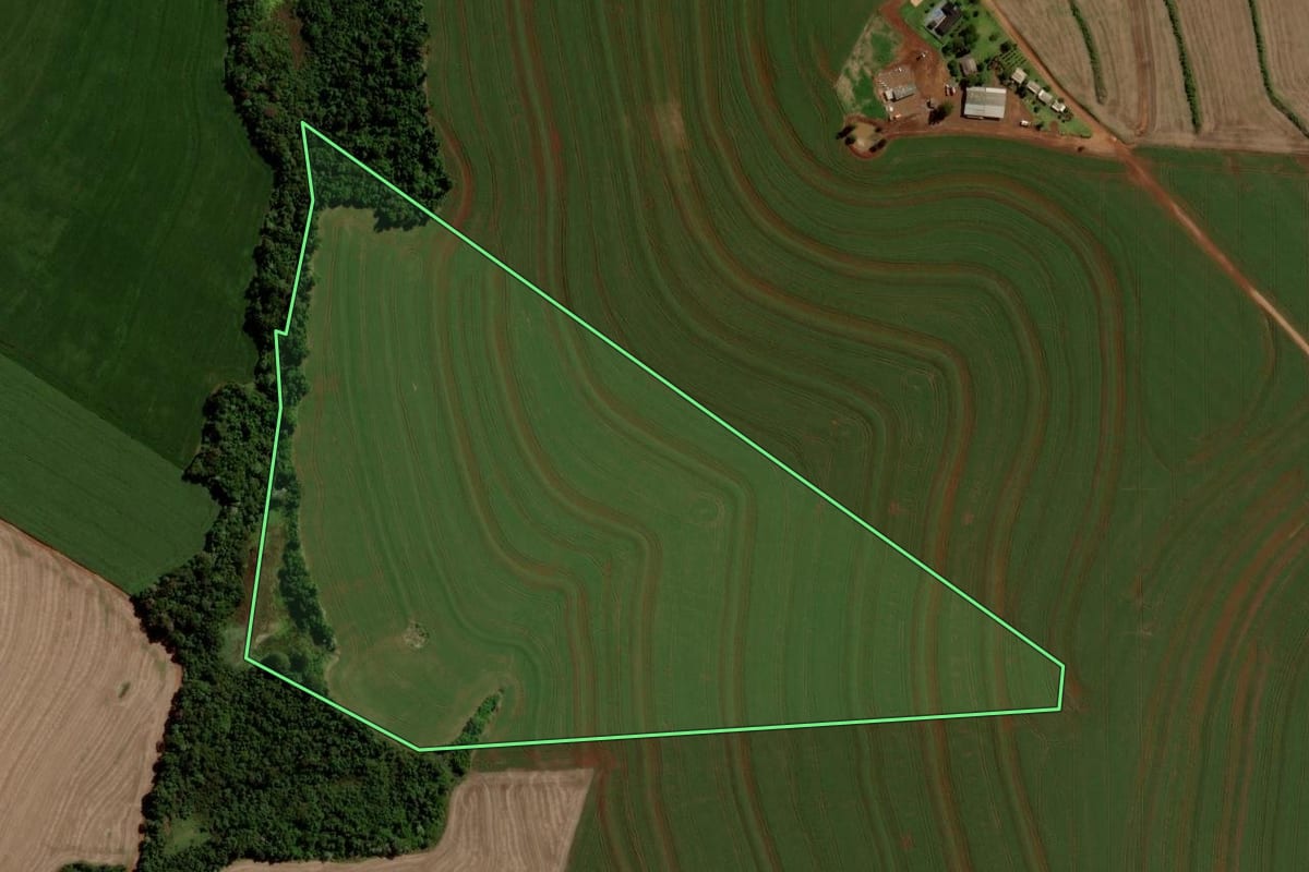Imagem de satélite do imóvel rural em Cascavel (PR), com o contorno declarado no CAR desenhado por cima.