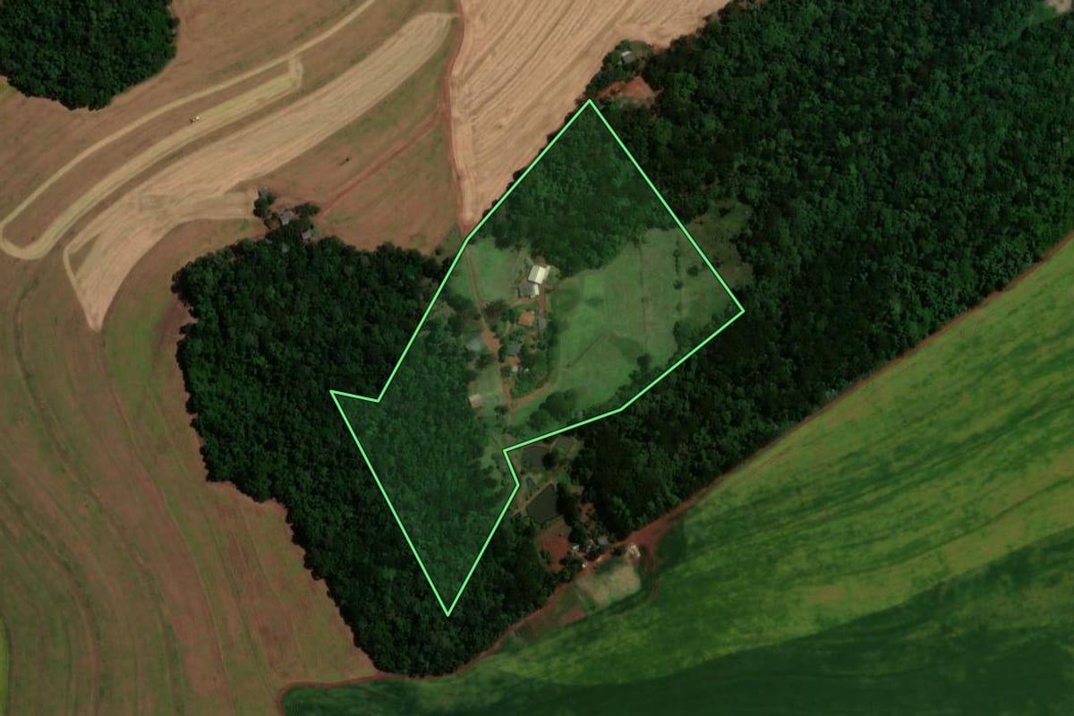 Imagem de satélite do imóvel rural em Cascavel (PR), com o contorno declarado no CAR desenhado por cima.