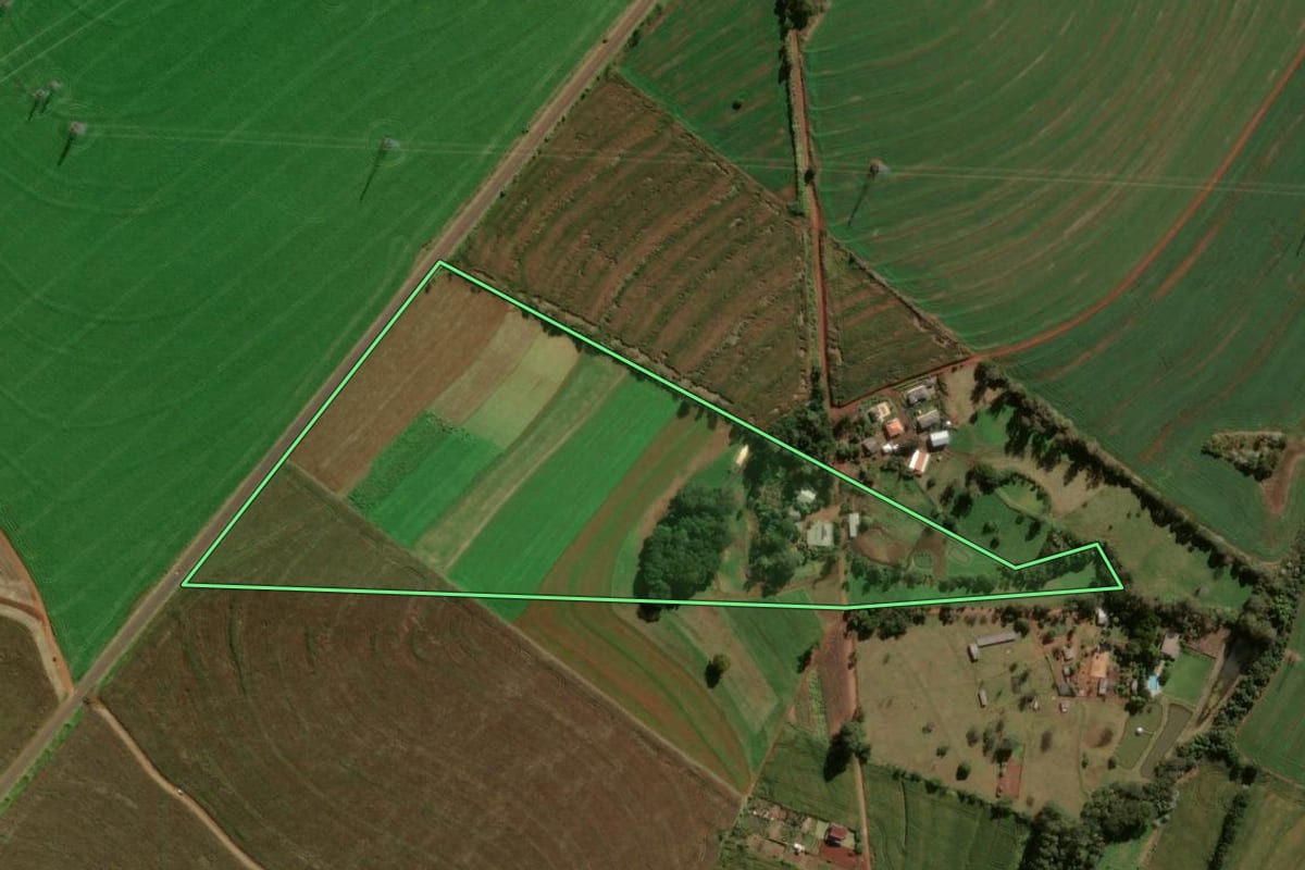 Imagem de satélite do imóvel rural em Cascavel (PR), com o contorno declarado no CAR desenhado por cima.