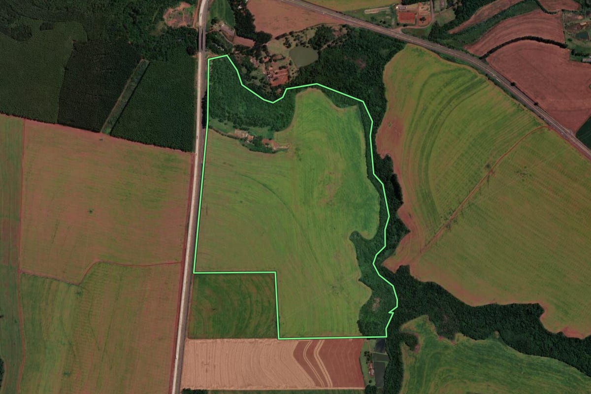 Imagem de satélite do imóvel rural em Cascavel (PR), com o contorno declarado no CAR desenhado por cima.