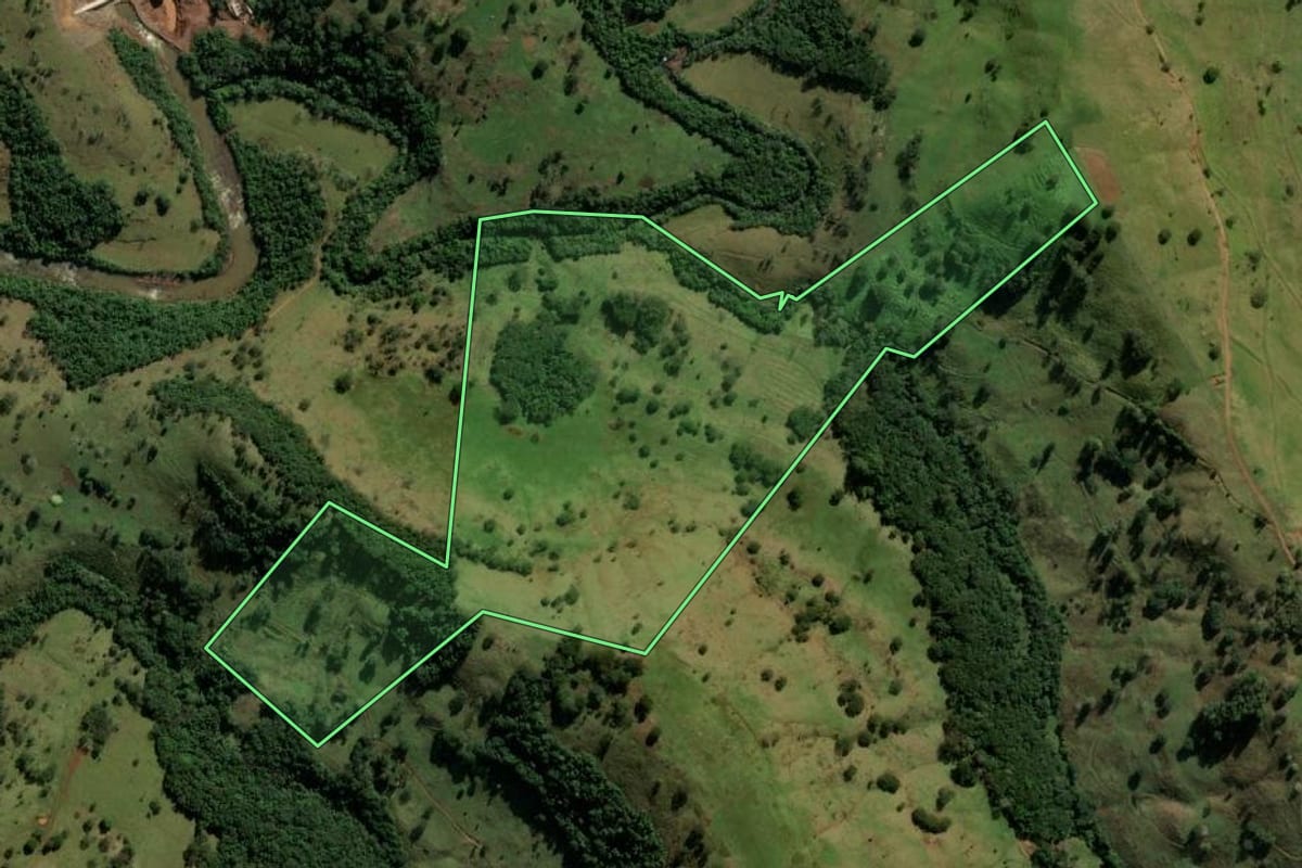 Imagem de satélite do imóvel rural em Cascavel (PR), com o contorno declarado no CAR desenhado por cima.