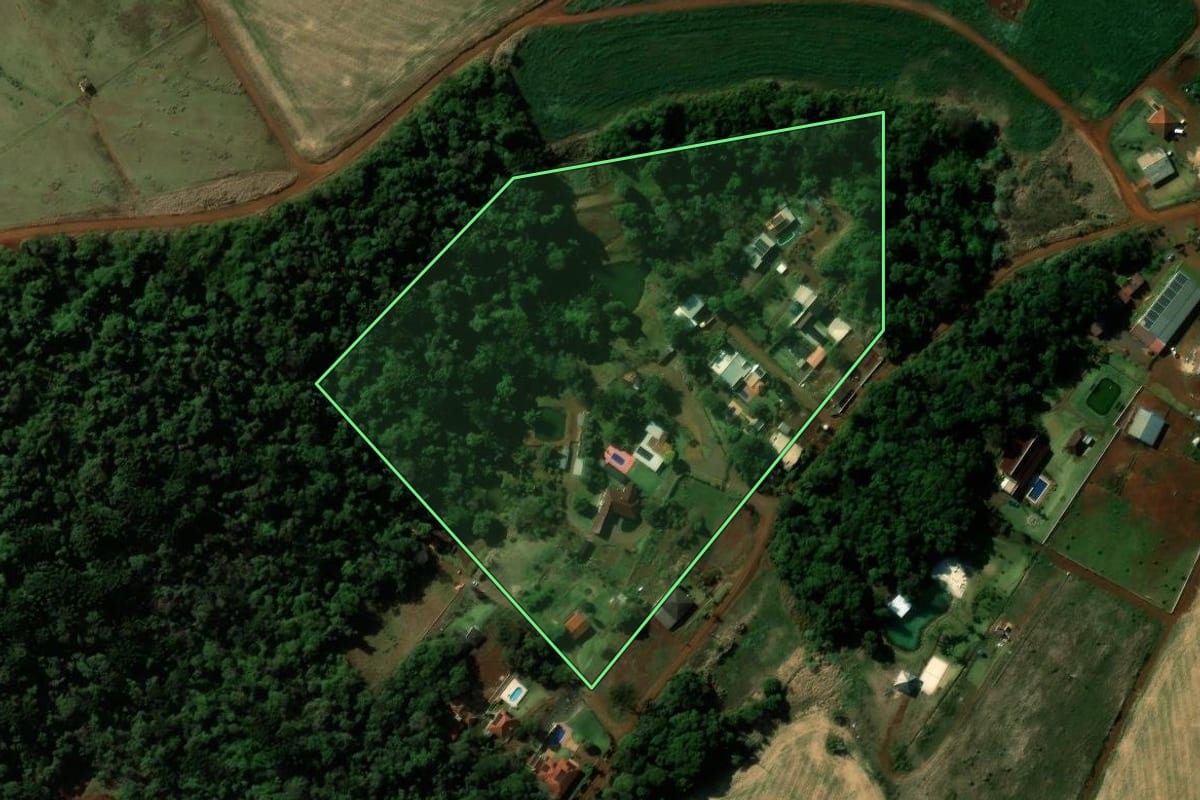 Imagem de satélite do imóvel rural em Cascavel (PR), com o contorno declarado no CAR desenhado por cima.