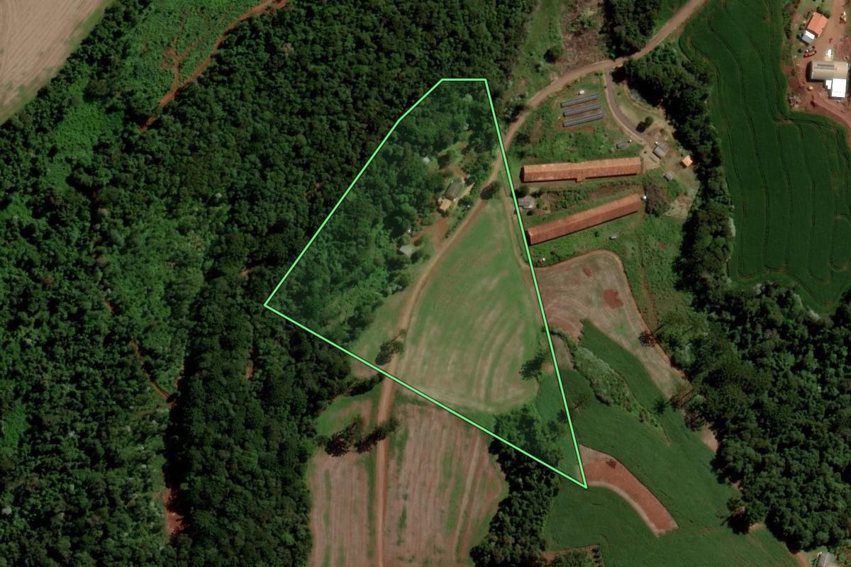 Imagem de satélite do imóvel rural em Cascavel (PR), com o contorno declarado no CAR desenhado por cima.
