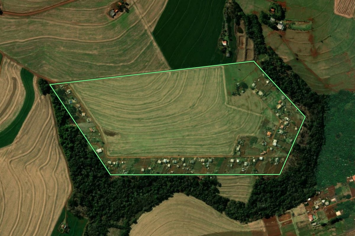 Imagem de satélite do imóvel rural em Cascavel (PR), com o contorno declarado no CAR desenhado por cima.
