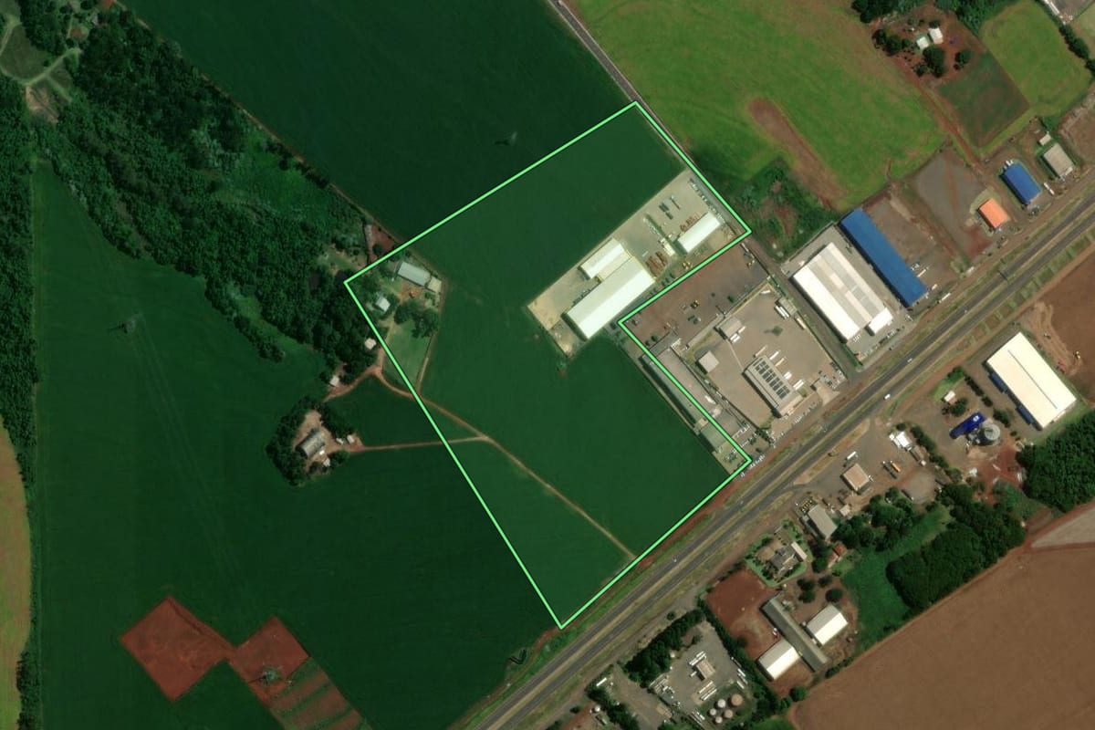 Imagem de satélite do imóvel rural em Cascavel (PR), com o contorno declarado no CAR desenhado por cima.