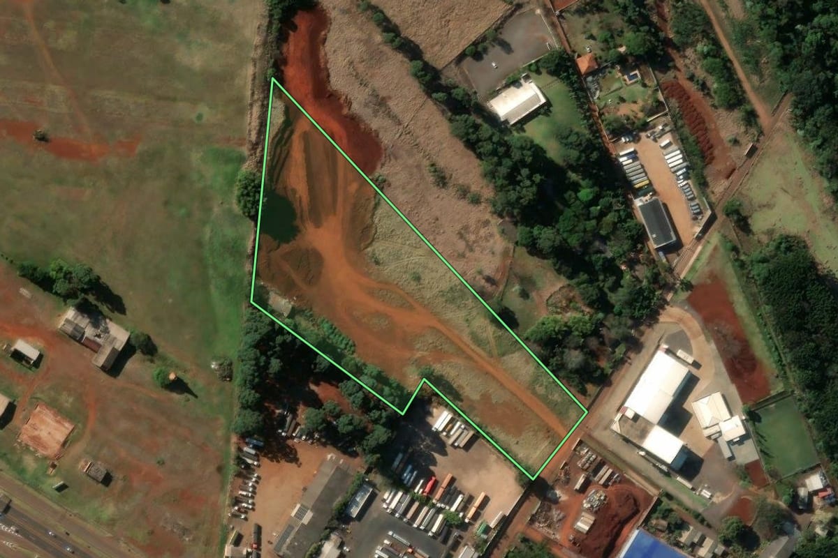 Imagem de satélite do imóvel rural em Cascavel (PR), com o contorno declarado no CAR desenhado por cima.