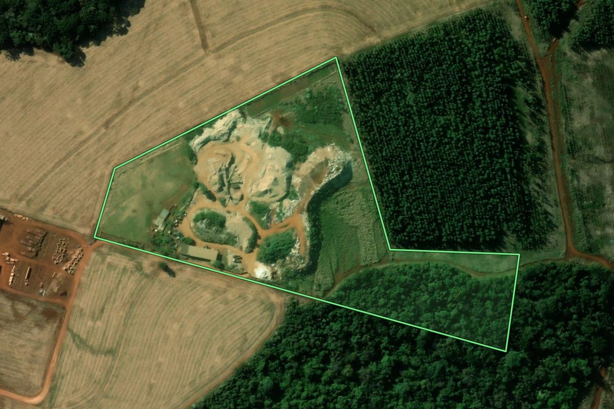 Imagem de satélite do imóvel rural em Cascavel (PR), com o contorno declarado no CAR desenhado por cima.