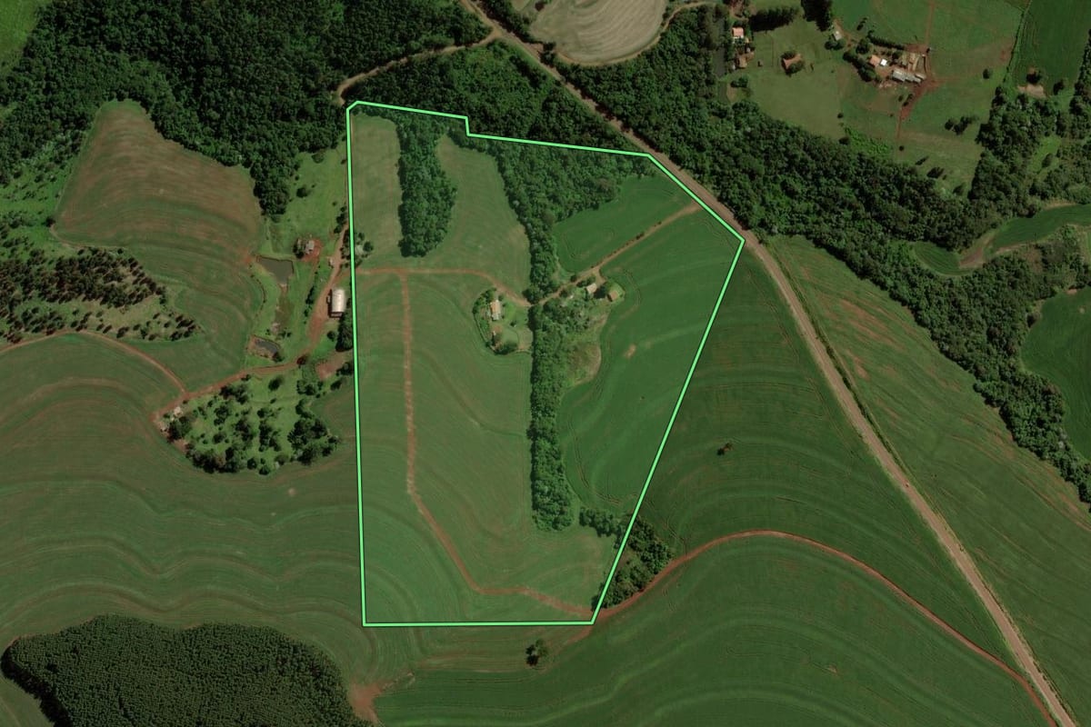 Imagem de satélite do imóvel rural em Cascavel (PR), com o contorno declarado no CAR desenhado por cima.