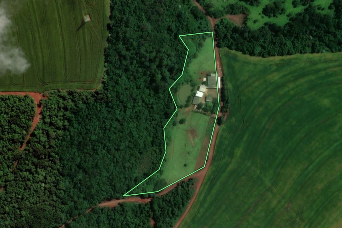 Imagem de satélite do imóvel rural em Cascavel (PR), com o contorno declarado no CAR desenhado por cima.