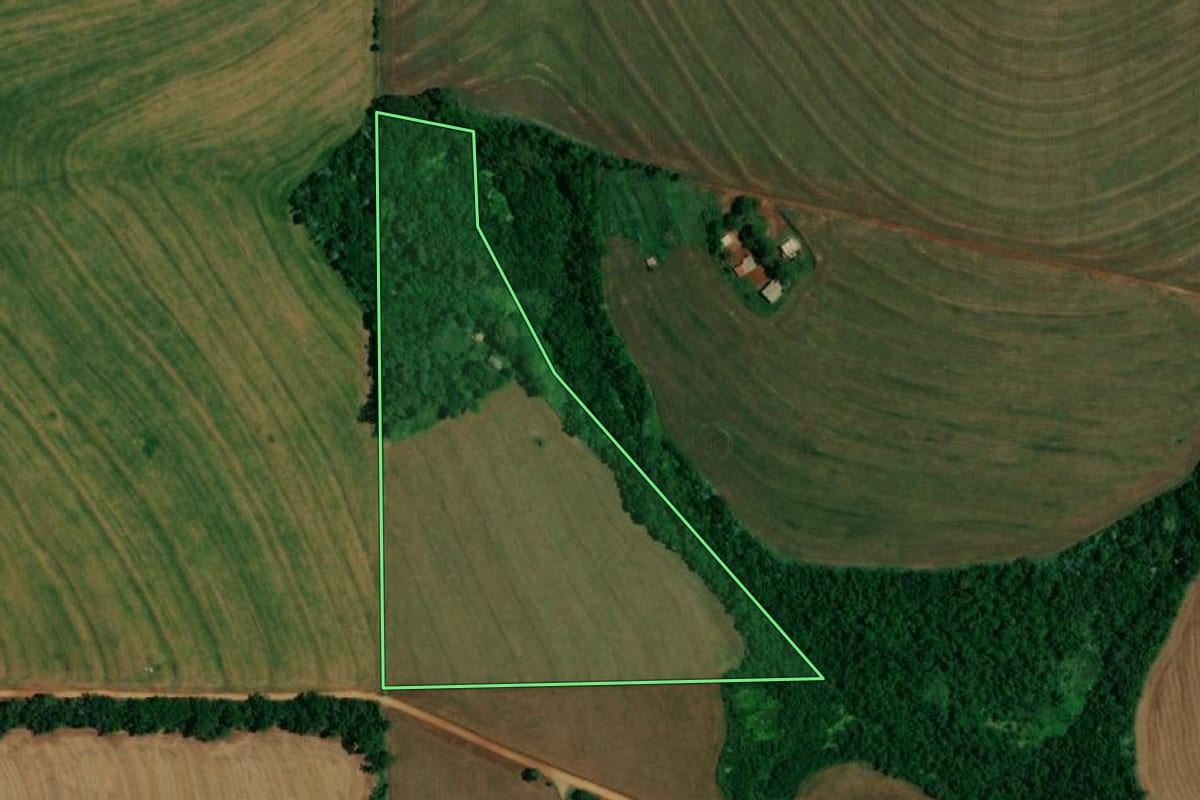 Imagem de satélite do imóvel rural em Cascavel (PR), com o contorno declarado no CAR desenhado por cima.