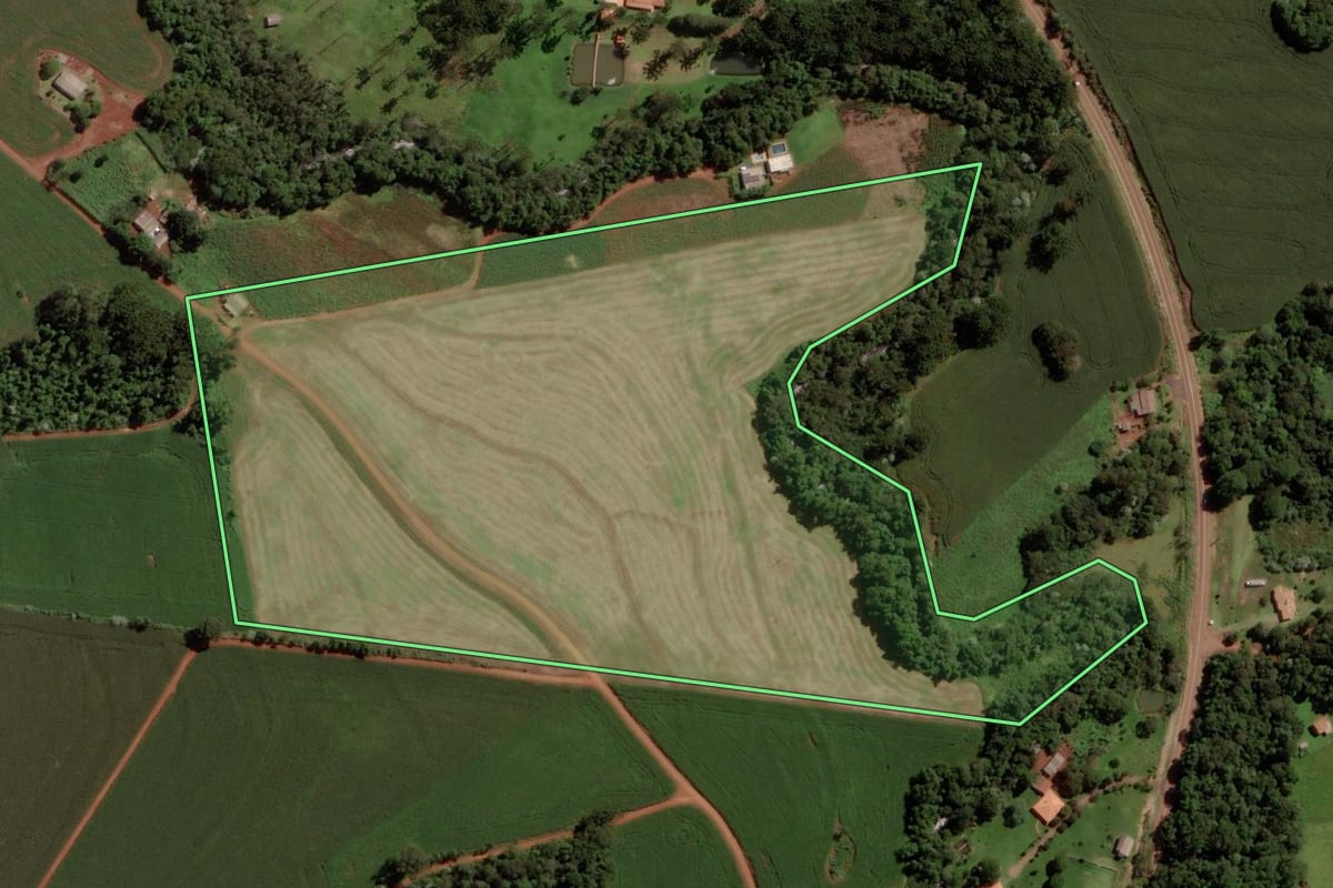 Imagem de satélite do imóvel rural em Cascavel (PR), com o contorno declarado no CAR desenhado por cima.