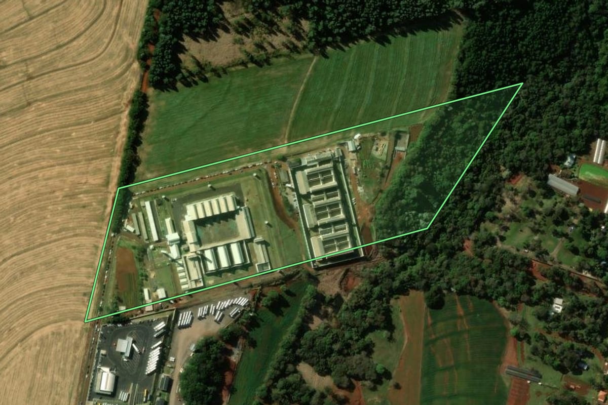 Imagem de satélite do imóvel rural em Cascavel (PR), com o contorno declarado no CAR desenhado por cima.