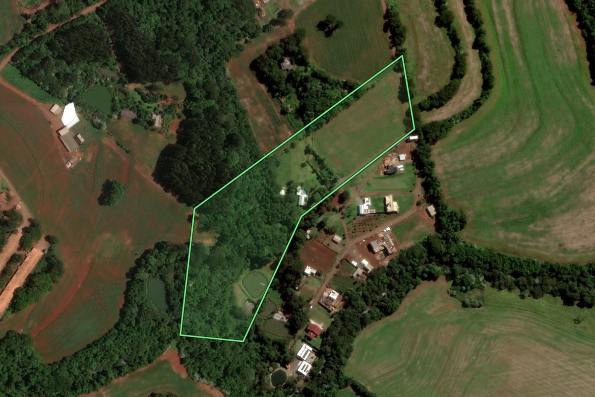 Imagem de satélite do imóvel rural em Cascavel (PR), com o contorno declarado no CAR desenhado por cima.