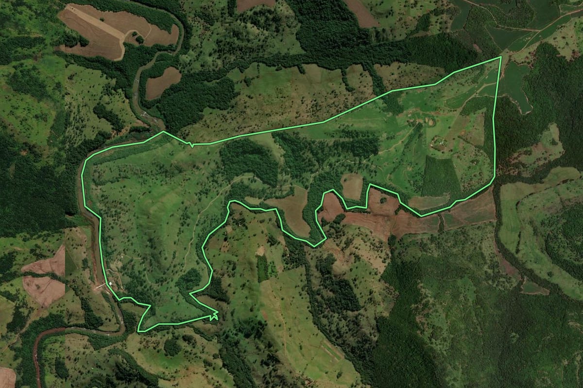Imagem de satélite do imóvel rural em Cascavel (PR), com o contorno declarado no CAR desenhado por cima.