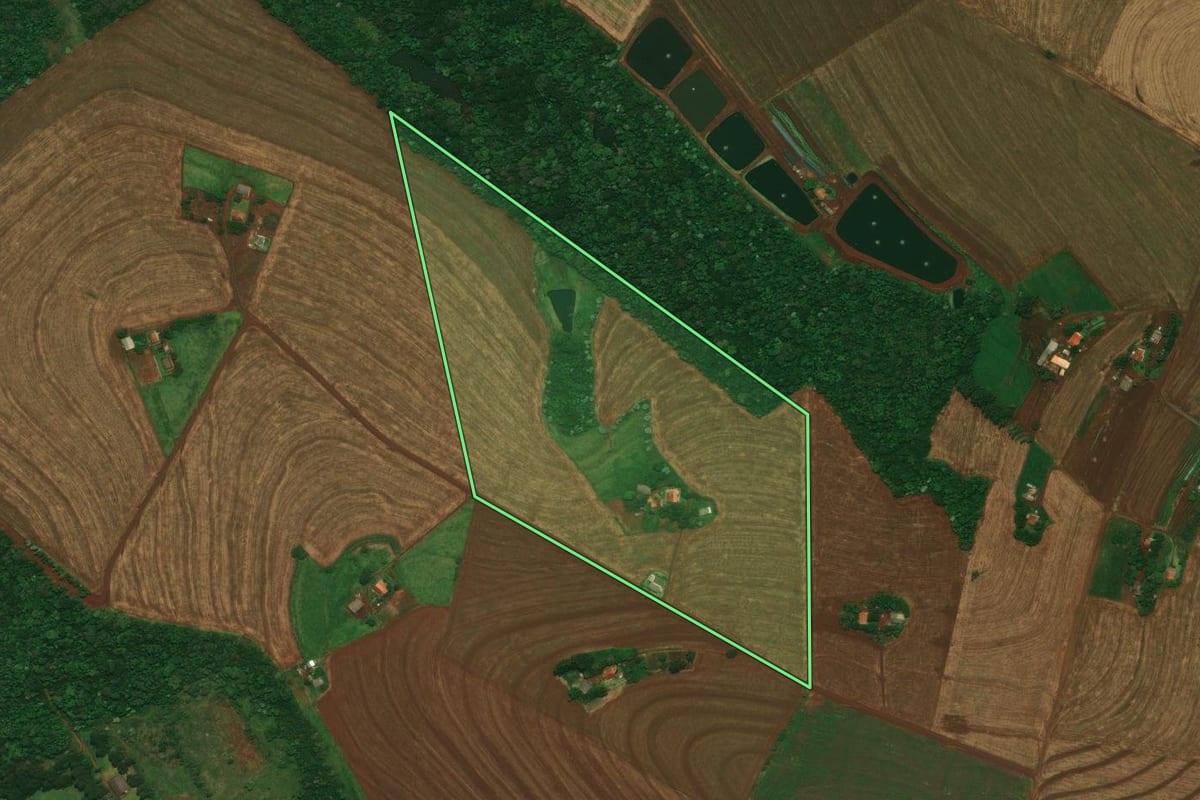 Imagem de satélite do imóvel rural em Cascavel (PR), com o contorno declarado no CAR desenhado por cima.