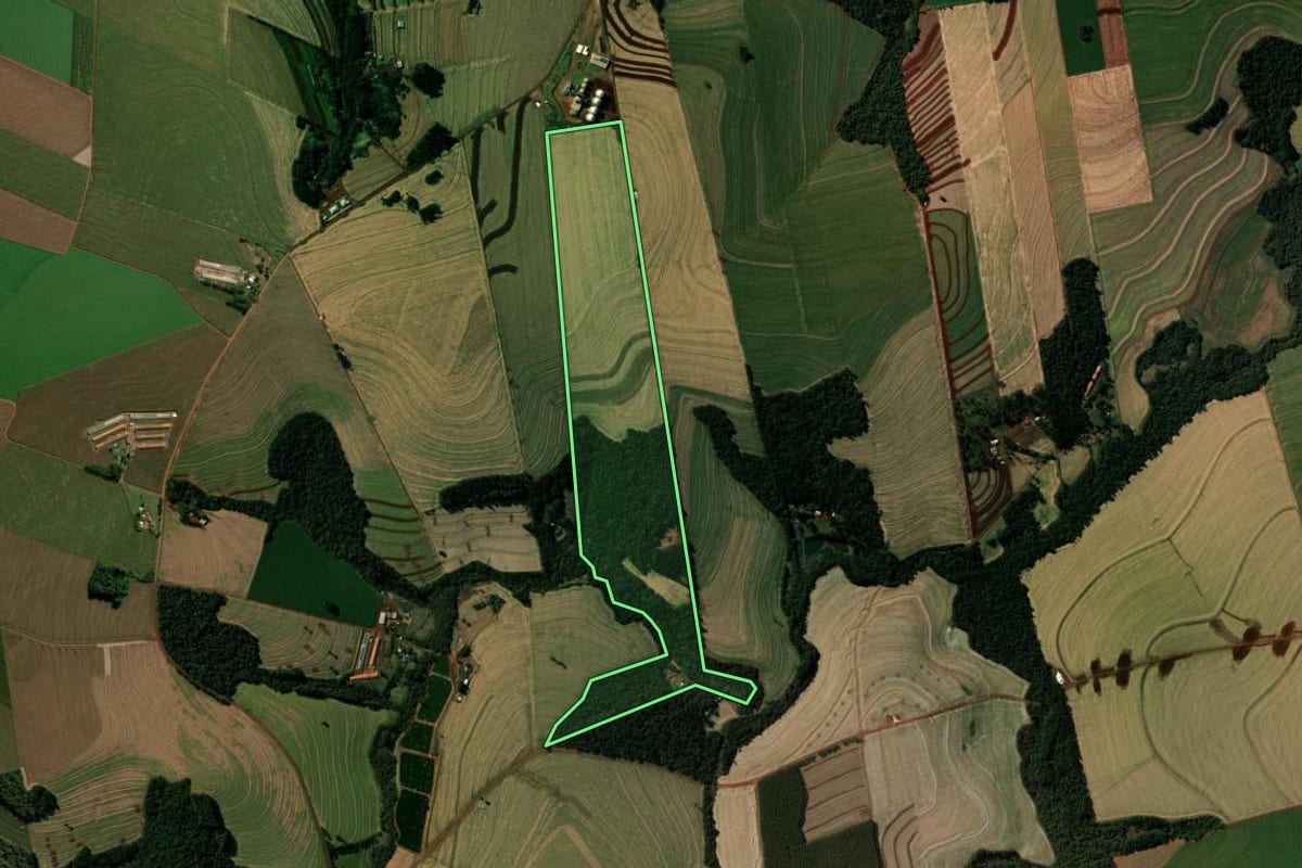 Imagem de satélite do imóvel rural em Cascavel (PR), com o contorno declarado no CAR desenhado por cima.