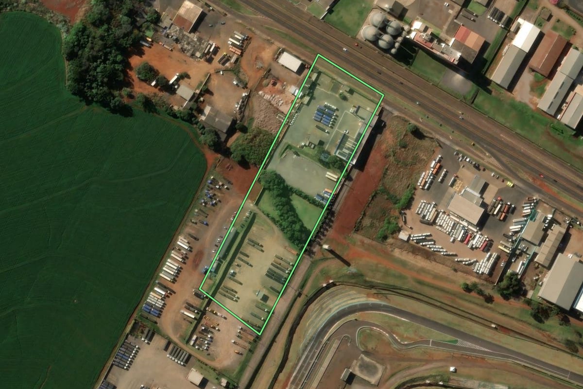 Imagem de satélite do imóvel rural em Cascavel (PR), com o contorno declarado no CAR desenhado por cima.