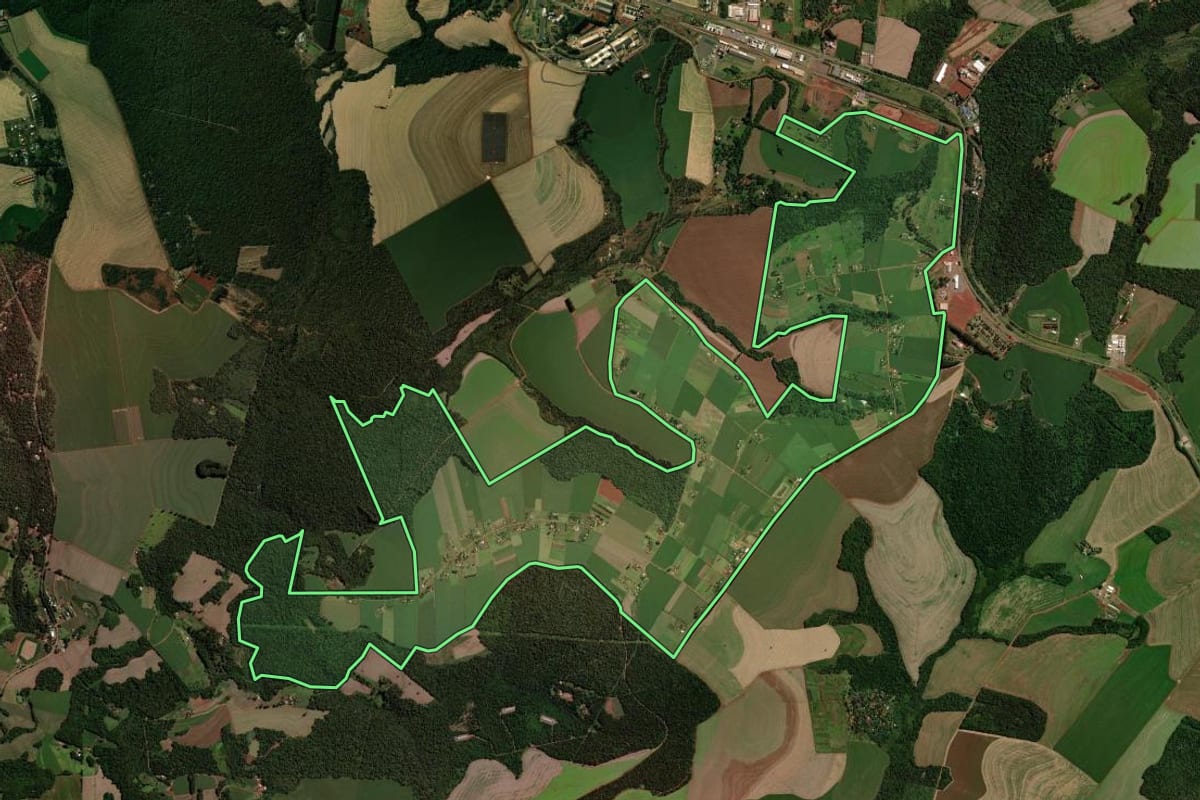 Imagem de satélite do imóvel rural em Cascavel (PR), com o contorno declarado no CAR desenhado por cima.