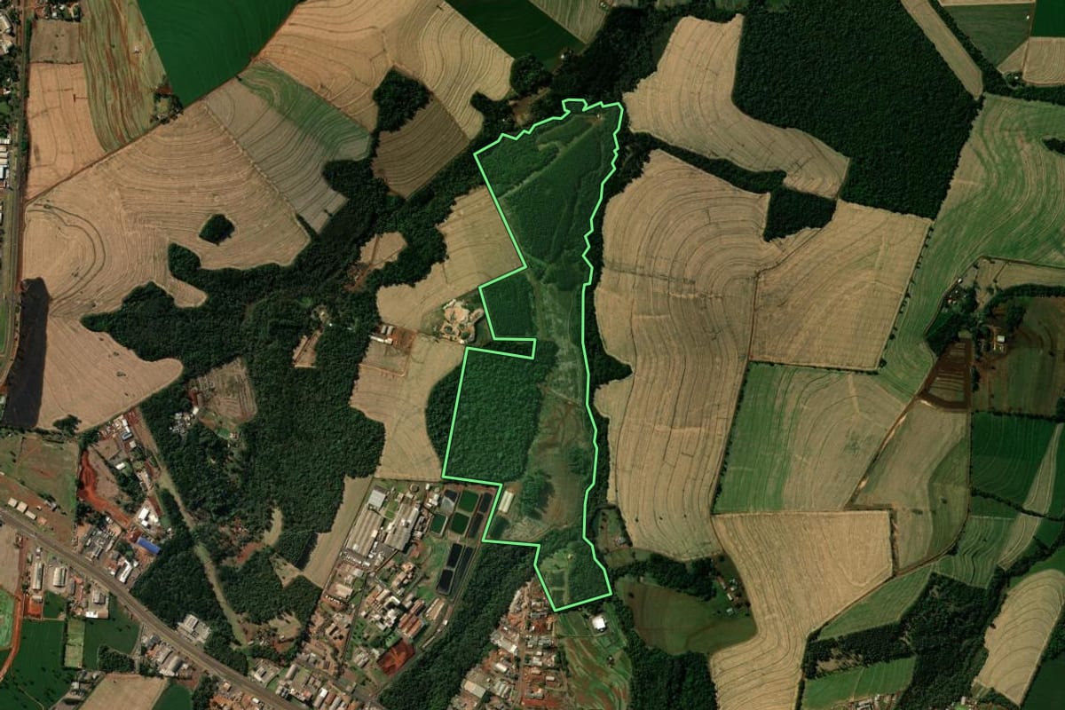 Imagem de satélite do imóvel rural em Cascavel (PR), com o contorno declarado no CAR desenhado por cima.