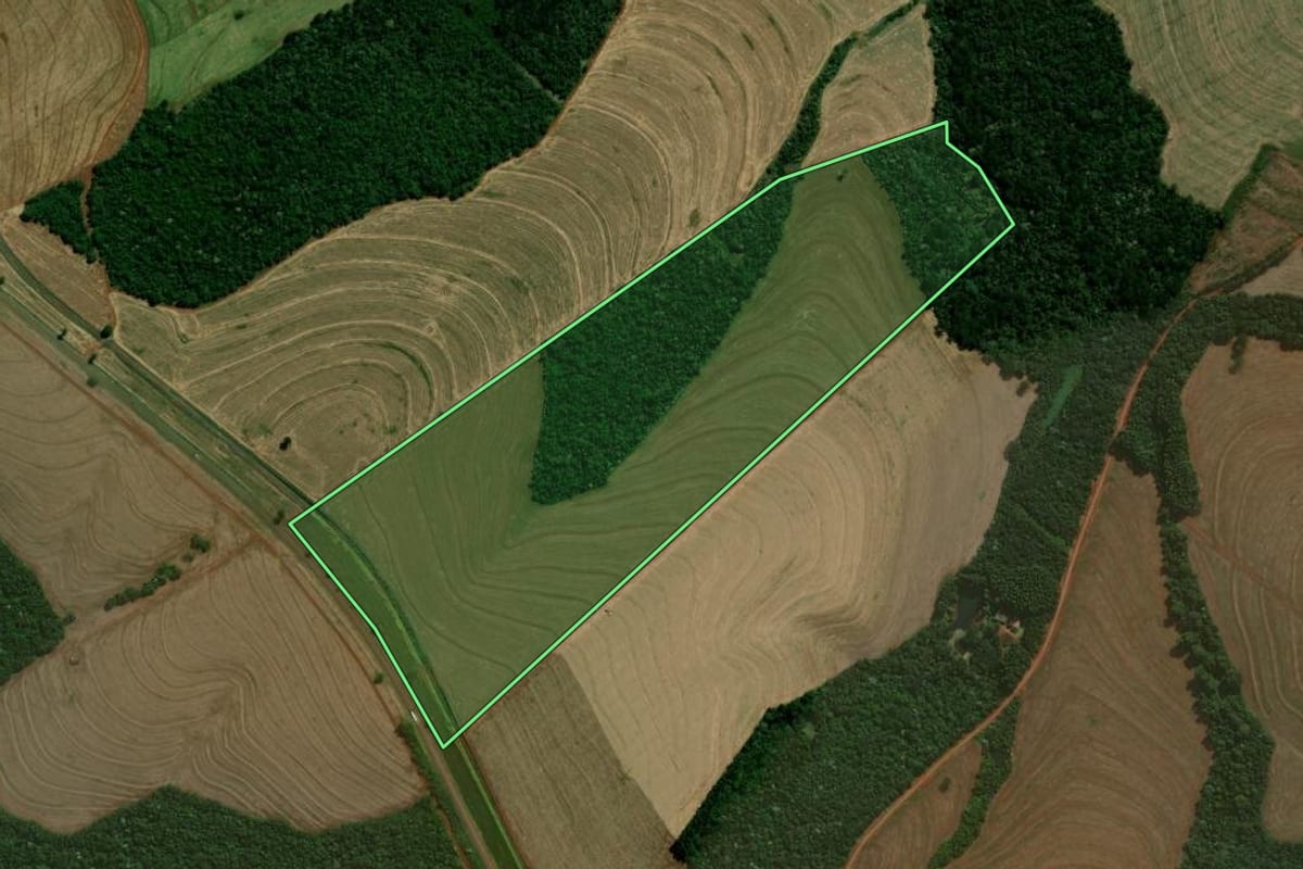 Imagem de satélite do imóvel rural em Cascavel (PR), com o contorno declarado no CAR desenhado por cima.