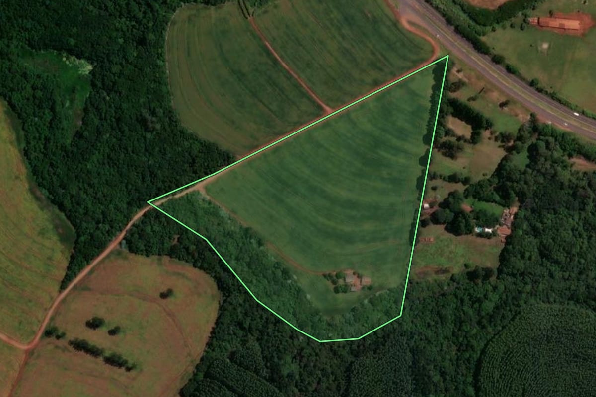 Imagem de satélite do imóvel rural em Cascavel (PR), com o contorno declarado no CAR desenhado por cima.
