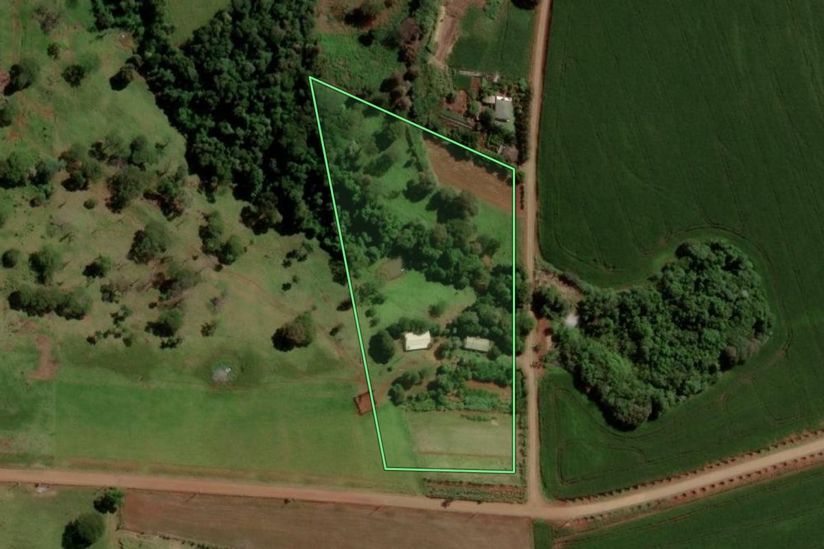 Imagem de satélite do imóvel rural em Cascavel (PR), com o contorno declarado no CAR desenhado por cima.