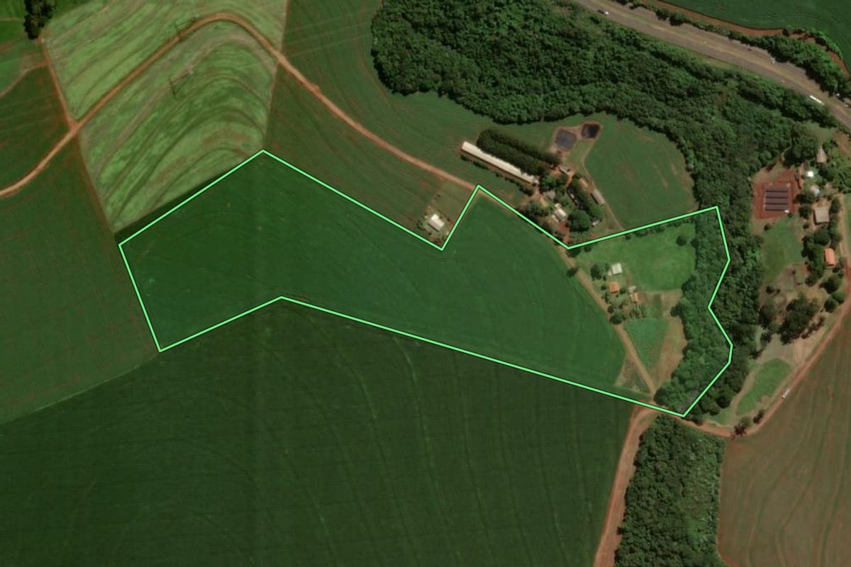 Imagem de satélite do imóvel rural em Cascavel (PR), com o contorno declarado no CAR desenhado por cima.