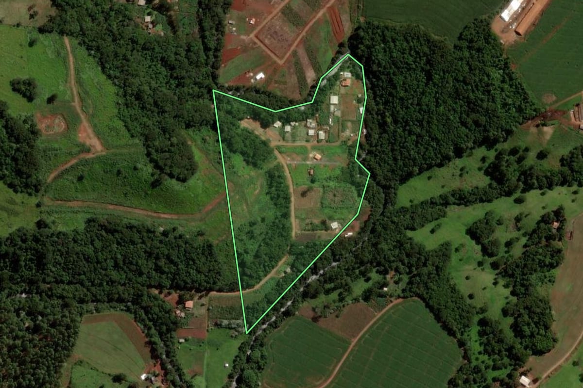 Imagem de satélite do imóvel rural em Cascavel (PR), com o contorno declarado no CAR desenhado por cima.