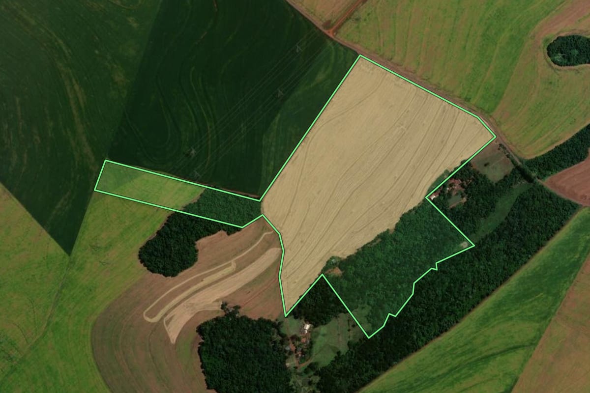 Imagem de satélite do imóvel rural em Cascavel (PR), com o contorno declarado no CAR desenhado por cima.
