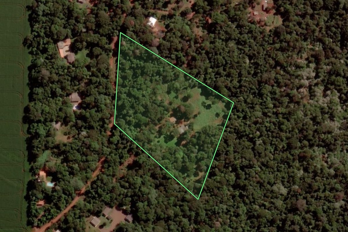 Imagem de satélite do imóvel rural em Cascavel (PR), com o contorno declarado no CAR desenhado por cima.