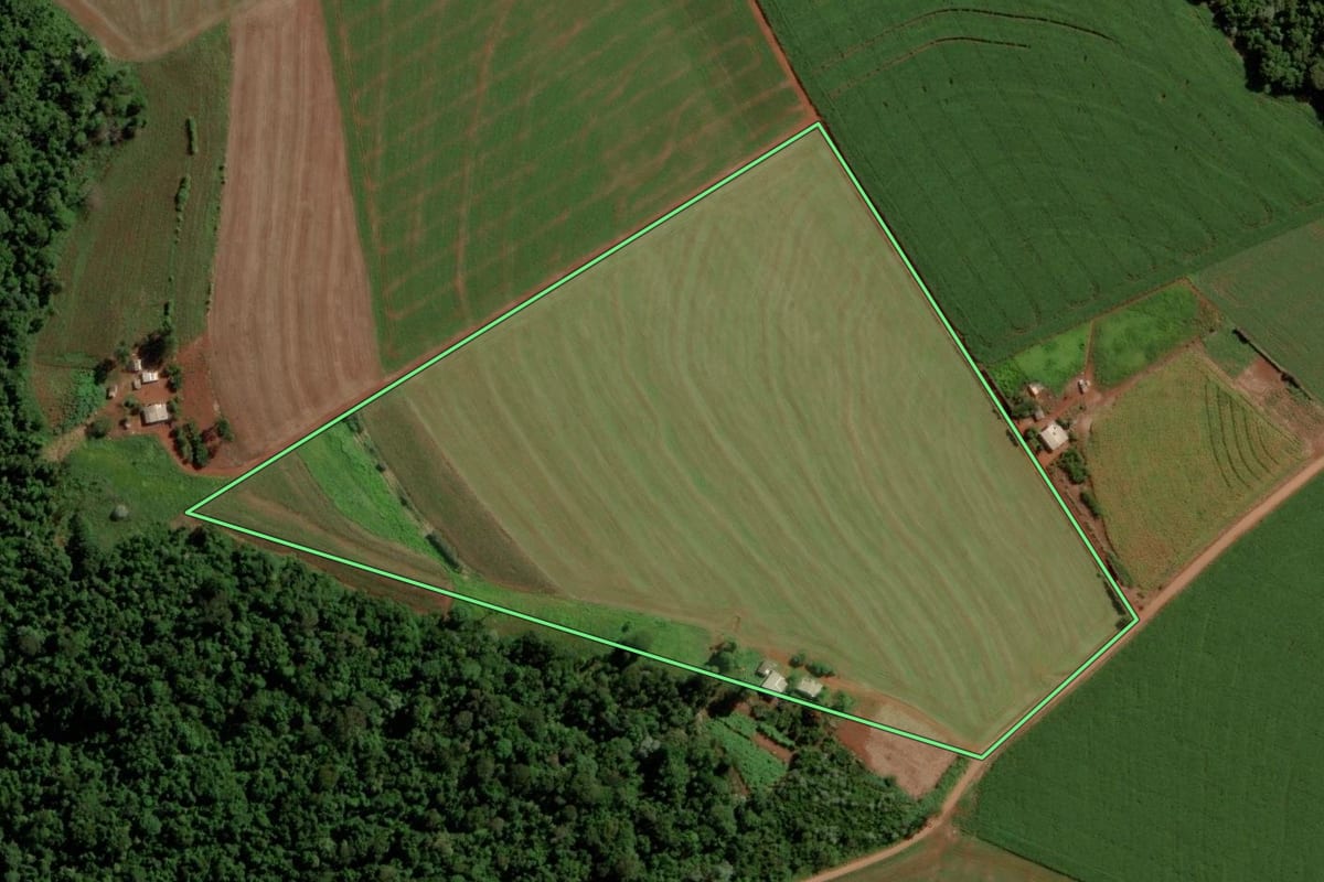 Imagem de satélite do imóvel rural em Cascavel (PR), com o contorno declarado no CAR desenhado por cima.