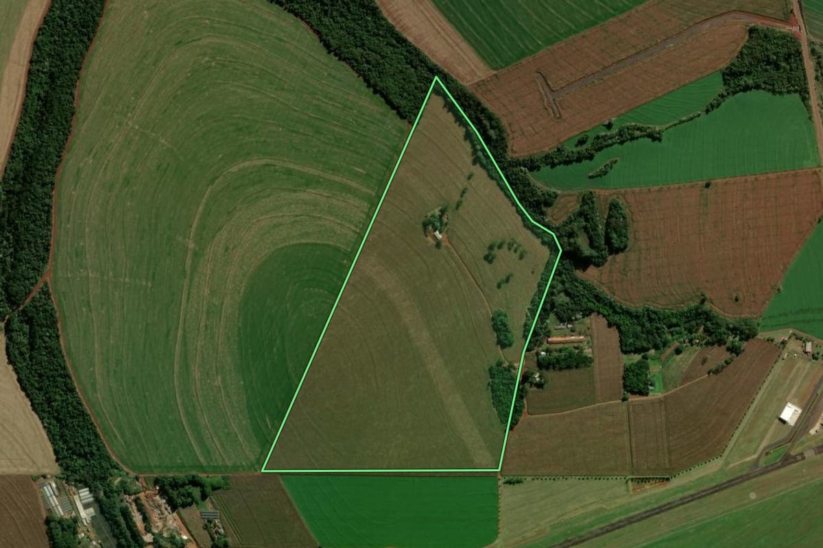 Imagem de satélite do imóvel rural em Cascavel (PR), com o contorno declarado no CAR desenhado por cima.