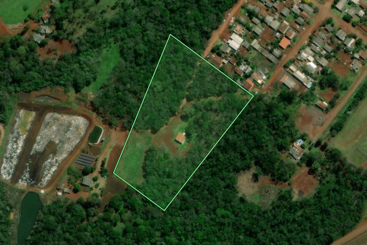 Imagem de satélite do imóvel rural em Cascavel (PR), com o contorno declarado no CAR desenhado por cima.