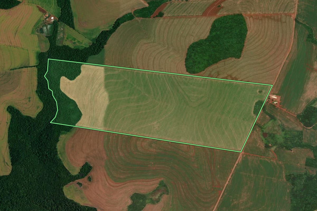Imagem de satélite do imóvel rural em Cascavel (PR), com o contorno declarado no CAR desenhado por cima.