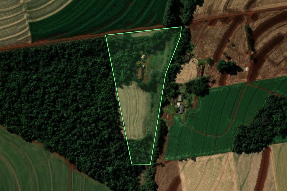 Imagem de satélite do imóvel rural em Cascavel (PR), com o contorno declarado no CAR desenhado por cima.
