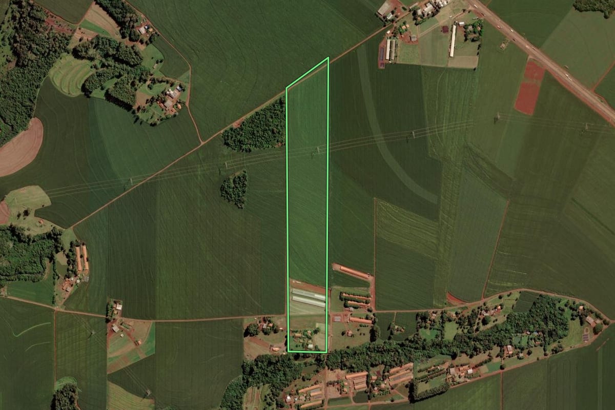 Imagem de satélite do imóvel rural em Cascavel (PR), com o contorno declarado no CAR desenhado por cima.
