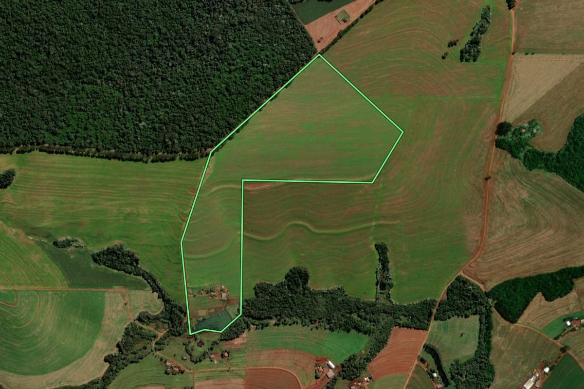 Imagem de satélite do imóvel rural em Cascavel (PR), com o contorno declarado no CAR desenhado por cima.