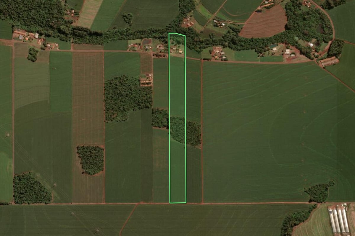 Imagem de satélite do imóvel rural em Cascavel (PR), com o contorno declarado no CAR desenhado por cima.