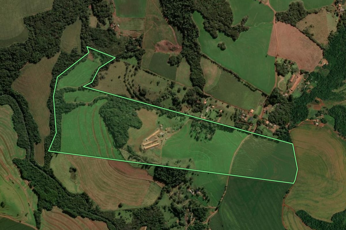Imagem de satélite do imóvel rural em Cascavel (PR), com o contorno declarado no CAR desenhado por cima.