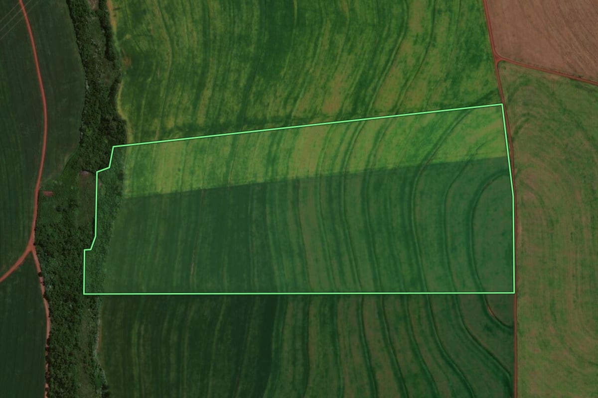 Imagem de satélite do imóvel rural em Cascavel (PR), com o contorno declarado no CAR desenhado por cima.