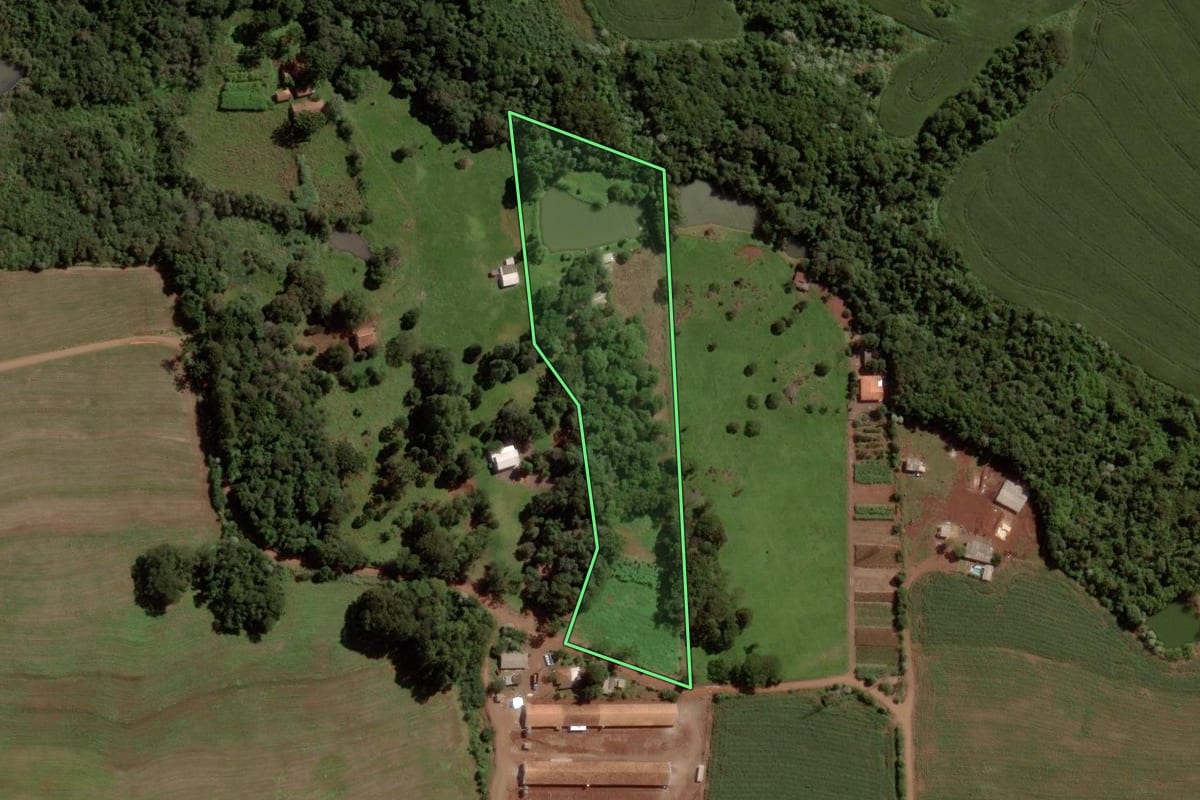 Imagem de satélite do imóvel rural em Cascavel (PR), com o contorno declarado no CAR desenhado por cima.