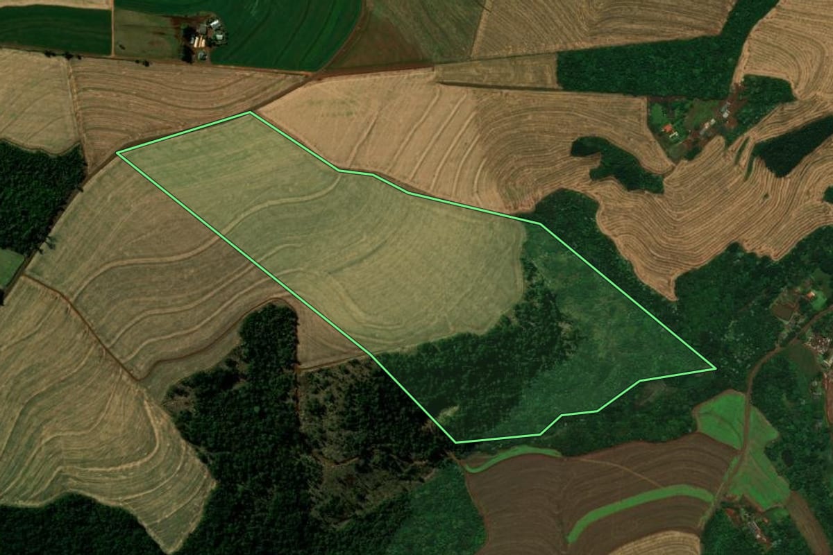 Imagem de satélite do imóvel rural em Cascavel (PR), com o contorno declarado no CAR desenhado por cima.