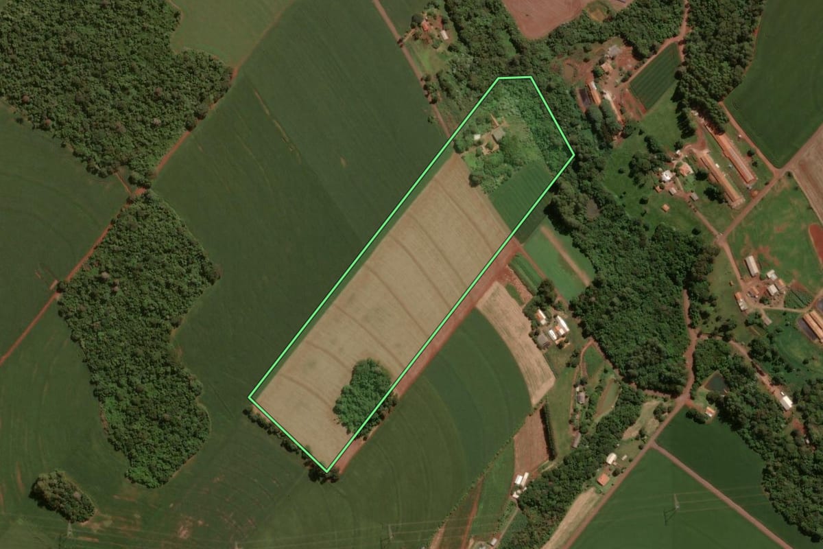 Imagem de satélite do imóvel rural em Cascavel (PR), com o contorno declarado no CAR desenhado por cima.