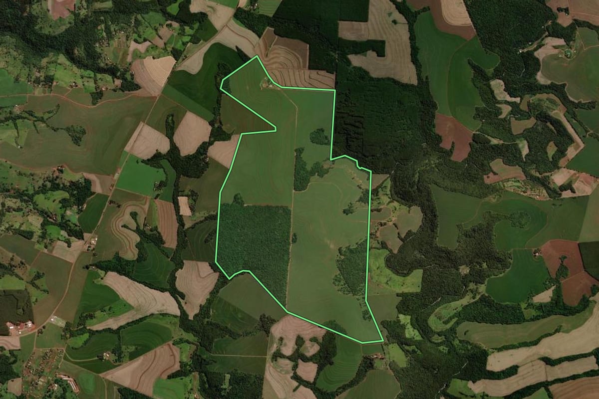 Imagem de satélite do imóvel rural em Cascavel (PR), com o contorno declarado no CAR desenhado por cima.
