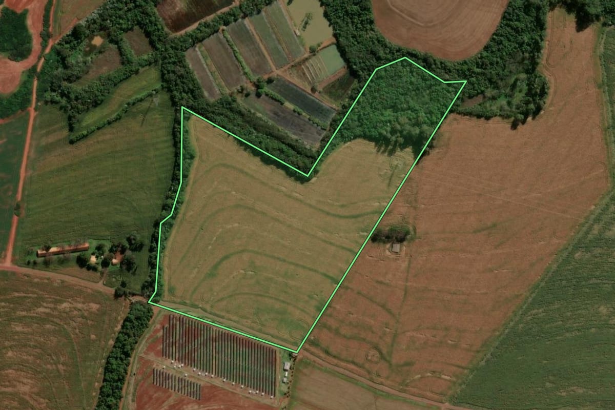 Imagem de satélite do imóvel rural em Cascavel (PR), com o contorno declarado no CAR desenhado por cima.