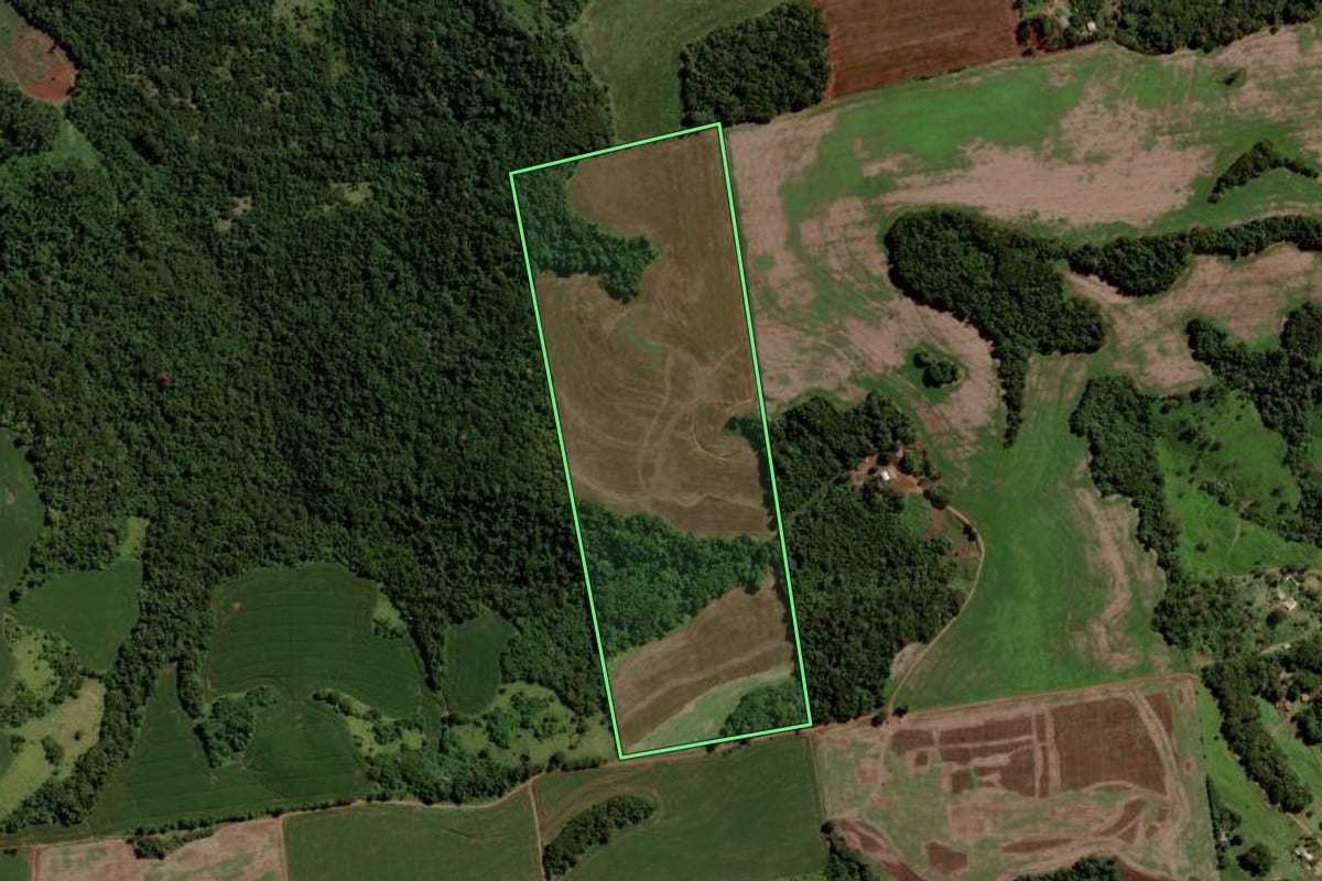 Imagem de satélite do imóvel rural em Cascavel (PR), com o contorno declarado no CAR desenhado por cima.