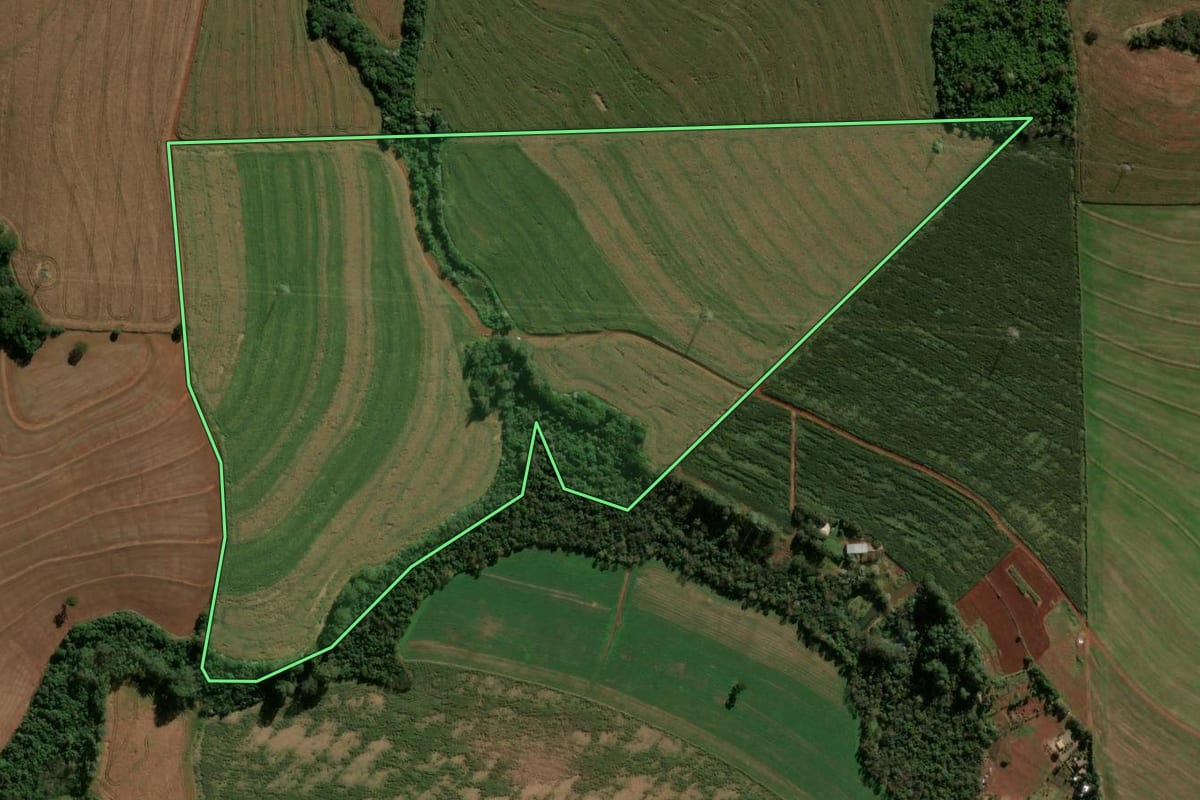 Imagem de satélite do imóvel rural em Cascavel (PR), com o contorno declarado no CAR desenhado por cima.