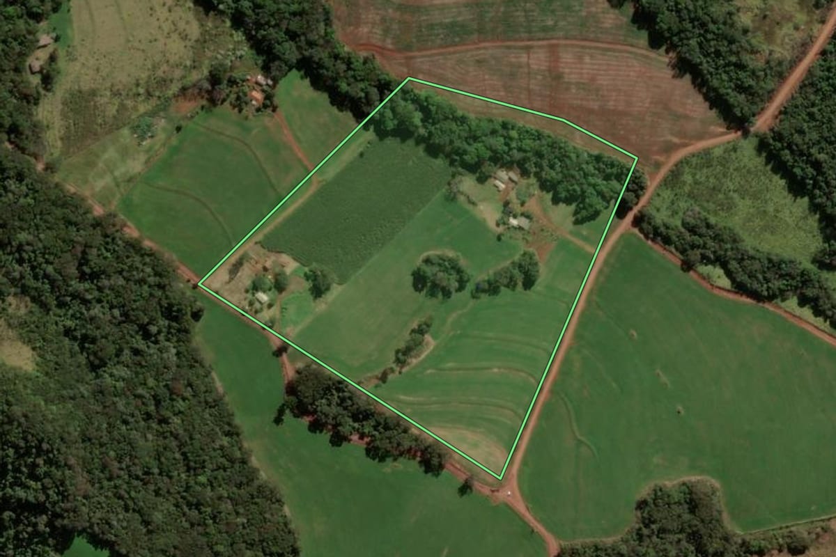 Imagem de satélite do imóvel rural em Cascavel (PR), com o contorno declarado no CAR desenhado por cima.